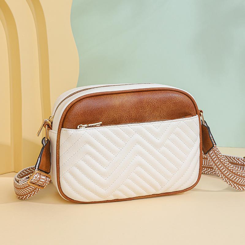 Simple wide shoulder strap women s bag crossbody bag summer new fashionable small square bag Korean version trendy retro versatile shoulder bag
Simple wide shoulder strap women s bag crossbody bag summer new fashionable small square bag Korean version trendy retro versatile shoulder bag