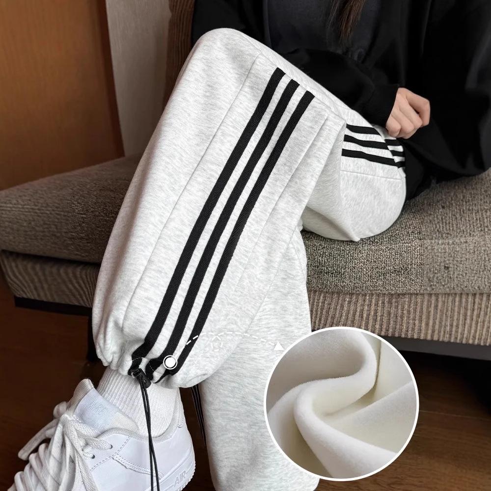 Women s Gray Fleece-Lined Wide-Leg Sweatpants - Plus Size, Retro Striped, Casual Autumn/Winter 2025 Style. S
Women s Gray Fleece-Lined Wide-Leg Sweatpants - Plus Size, Retro Striped, Casual Autumn/Winter 2025 Style. S