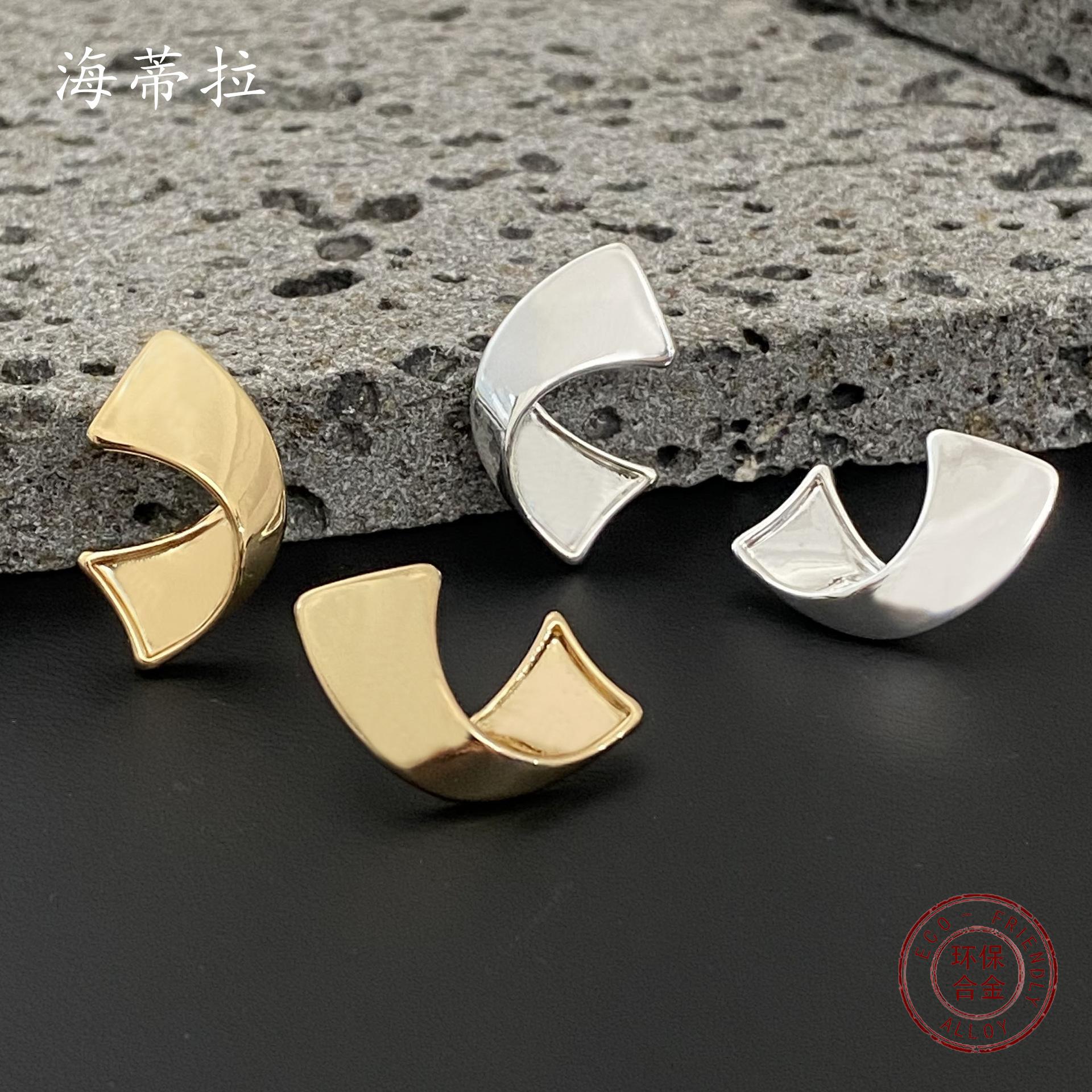 New smooth silver irregular C-shaped alloy stud earrings, fashionable, simple and high-end women s versatile earrings
New smooth silver irregular C-shaped alloy stud earrings, fashionable, simple and high-end women s versatile earrings