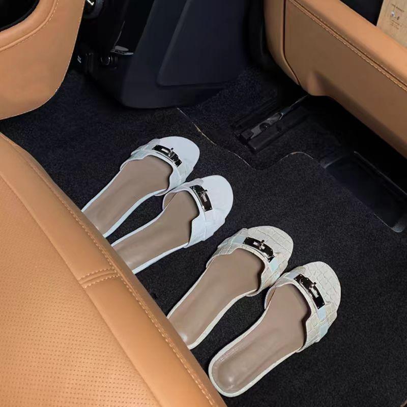 Niche design metal lock slippers women wear black flat bottom one word beach cool slippers 35 чорний
Niche design metal lock slippers women wear black flat bottom one word beach cool slippers 35 чорний