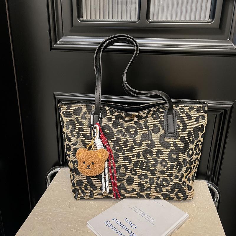 Fashion tote bag women s 2025 new simple leopard print large capacity shoulder bag underarm bag
Fashion tote bag women s 2025 new simple leopard print large capacity shoulder bag underarm bag
