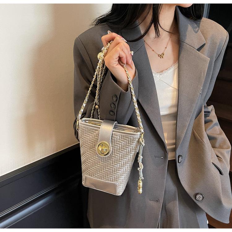 Fashion new bucket bag women s 2025 woven bag chain shoulder messenger bag premium bag чёрный
Fashion new bucket bag women s 2025 woven bag chain shoulder messenger bag premium bag чёрный
