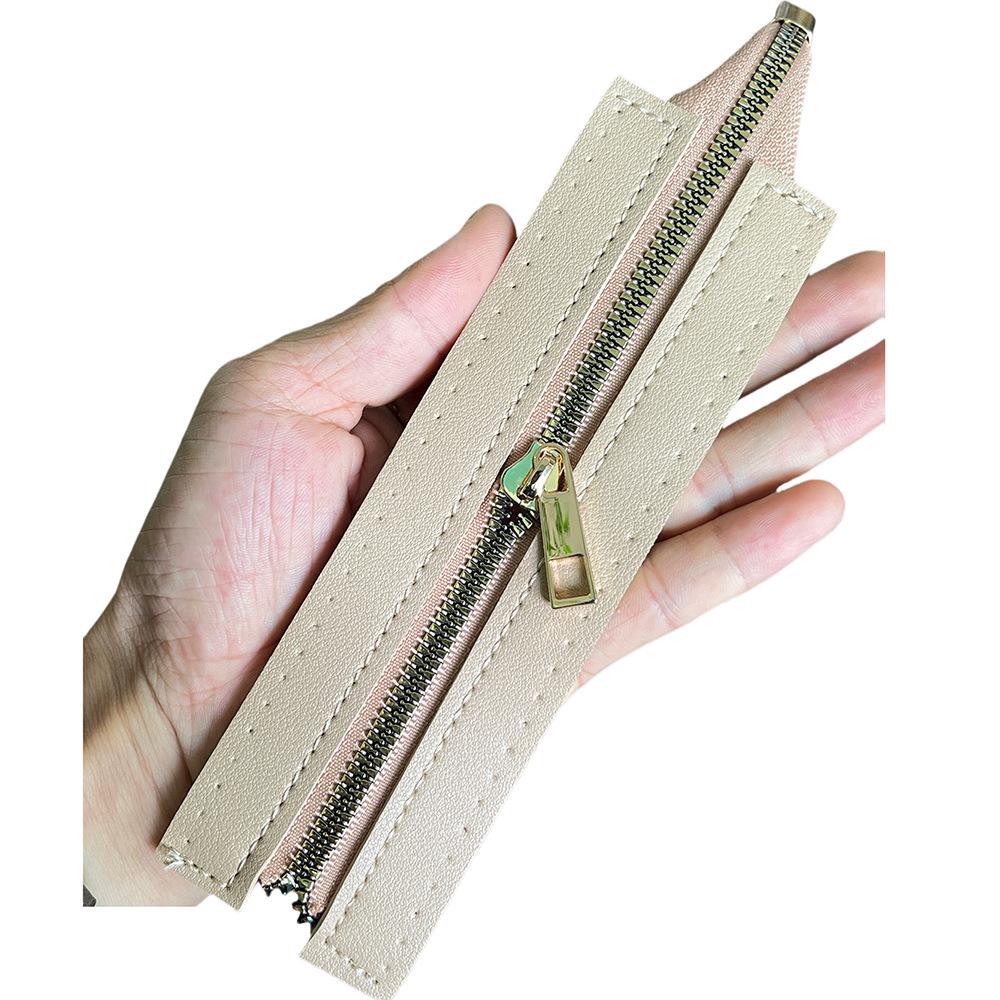 Сумка-молния из кожи и ткани ручной работы с игольными отверстиями, 18/30 см
Сумка-молния из кожи и ткани ручной работы с игольными отверстиями, 18/30 см