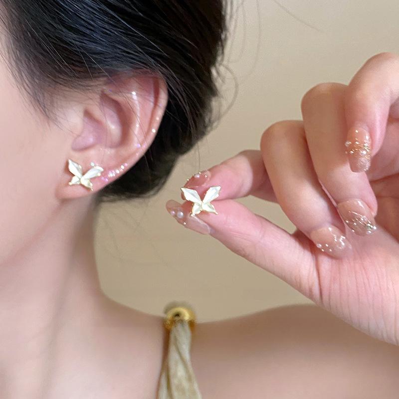 Zircon dripping oil butterfly stud earrings, small and exquisite girlish earrings, niche versatile simple design earrings
Zircon dripping oil butterfly stud earrings, small and exquisite girlish earrings, niche versatile simple design earrings