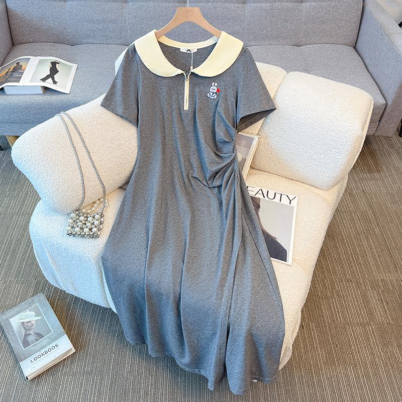 The New Summer Pleated Design of The Plus-size Women s Clothing College-style Doll Collar Cinched Waist Dress 6XL сірий
The New Summer Pleated Design of The Plus-size Women s Clothing College-style Doll Collar Cinched Waist Dress 6XL сірий