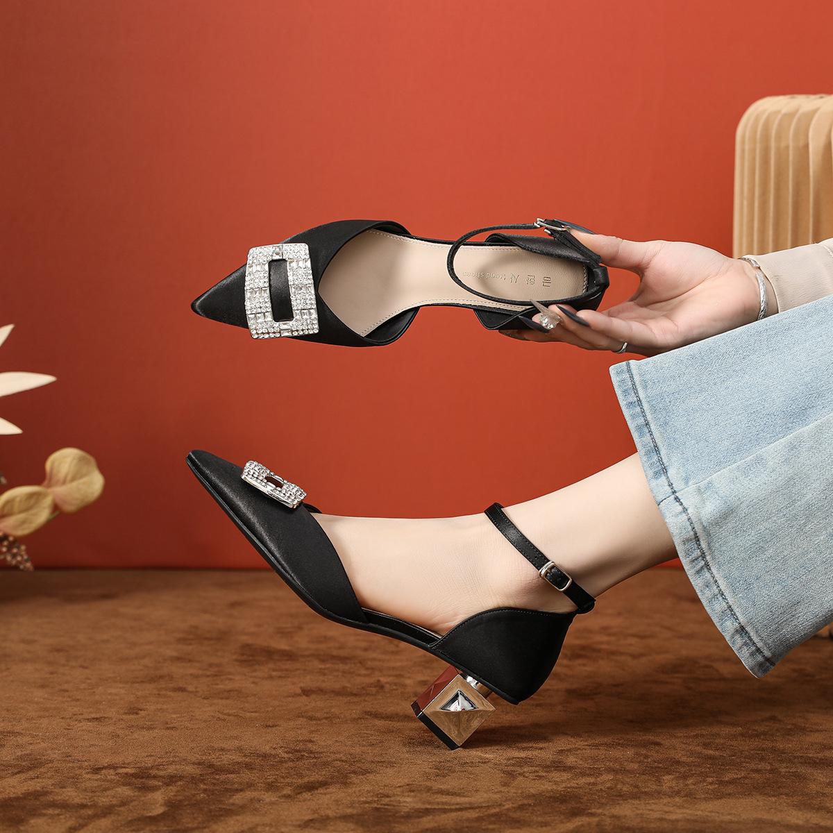 One word with champagne pointed thick heel high heels 5cm new, rhinestone square buckle pointed hollow satin single shoes women 34 чёрный
One word with champagne pointed thick heel high heels 5cm new, rhinestone square buckle pointed hollow satin single shoes women 34 чёрный