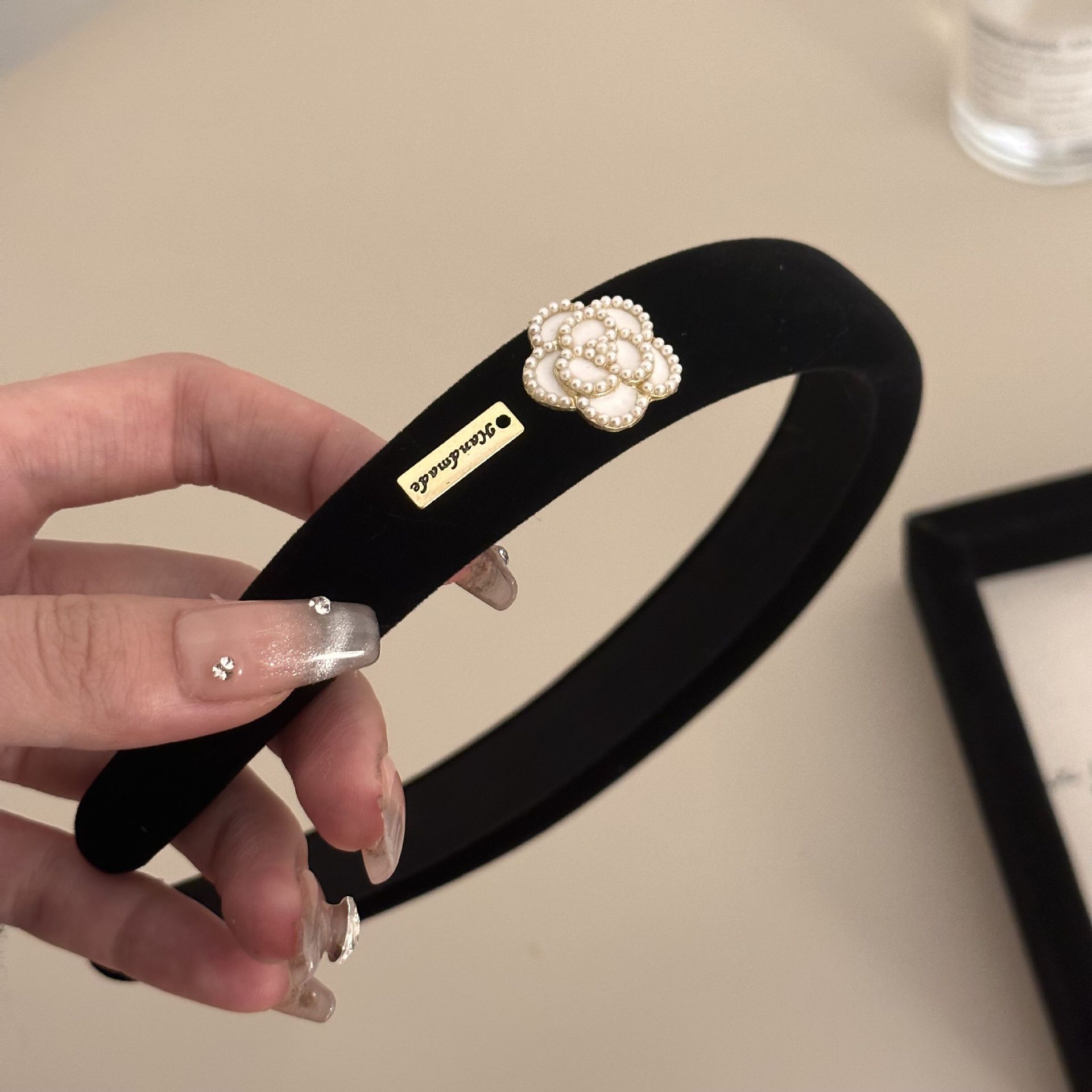 Элегантные Простые Черно-Белые Повязки на Голову Женские Повседневные Романтичные Популярные Жемчуг Камелия Свадебный Головной Убор Обручи для Волос Повязки для Волос
Элегантные Простые Черно-Белые Повязки на Голову Женские Повседневные Романтичные Популярные Жемчуг Камелия Свадебный Головной Убор Обручи для Волос Повязки для Волос