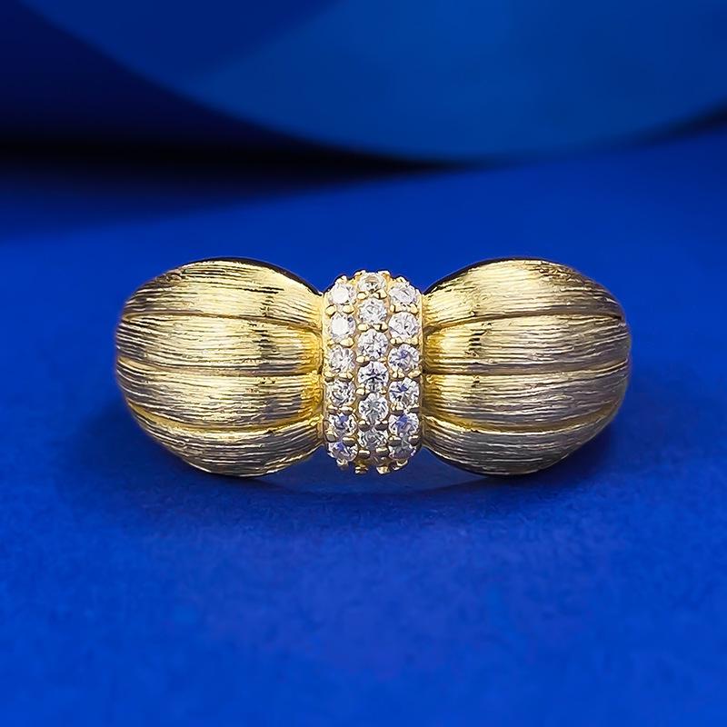 Кольцо-бант из посеребренного серебра S925 - Модный матовый дизайн Size 5
Кольцо-бант из посеребренного серебра S925 - Модный матовый дизайн Size 5