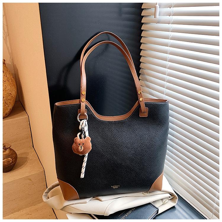 Large-capacity bag women s summer new versatile casual simple shoulder bag textured commuter tote bag чорний
Large-capacity bag women s summer new versatile casual simple shoulder bag textured commuter tote bag чорний