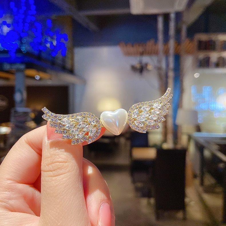 Korean Angel Wings Rhinestone Pearl Hair Clip - Trendy Fashion Accessory for Women золотой
Korean Angel Wings Rhinestone Pearl Hair Clip - Trendy Fashion Accessory for Women золотой