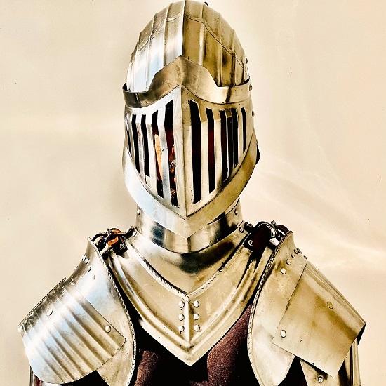Средневековый Dark Souls Ларп Воин Бронированный Костюм Dark Souls Полубронированный Костюм Полностью Бронированный
Средневековый Dark Souls Ларп Воин Бронированный Костюм Dark Souls Полубронированный Костюм Полностью Бронированный