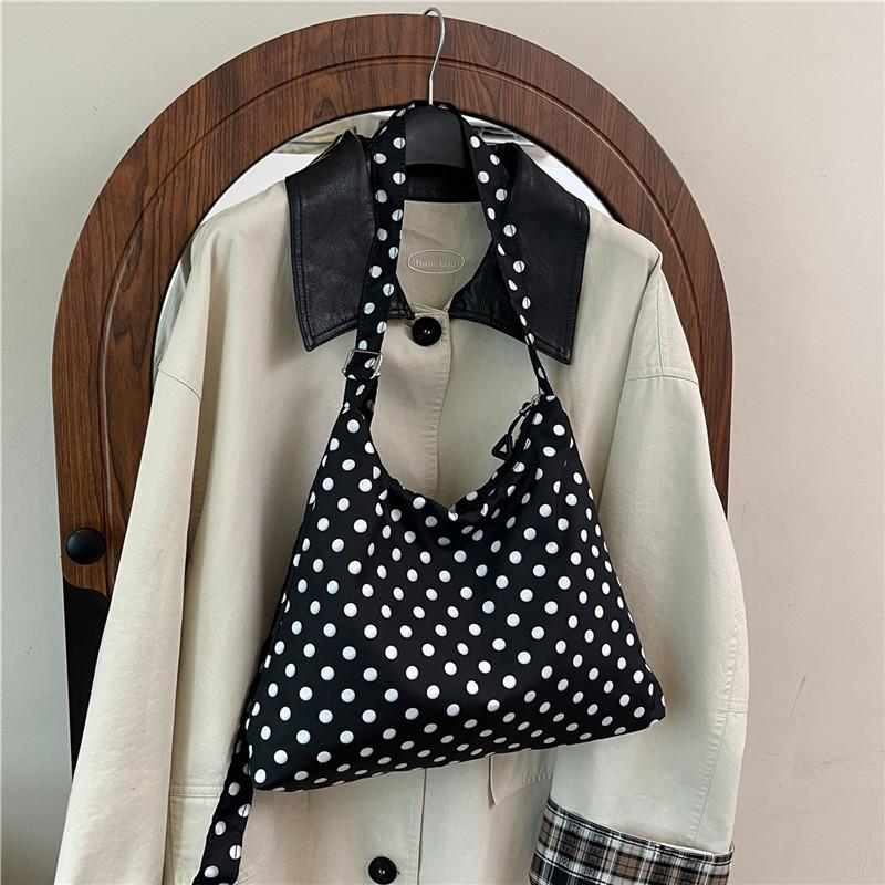 Мода в горошек новая сумка-тоут с бантом женская большой вместимости ретро свежая девушка повседневная персонализированная сумка через плечо чёрный
Мода в горошек новая сумка-тоут с бантом женская большой вместимости ретро свежая девушка повседневная персонализированная сумка через плечо чёрный