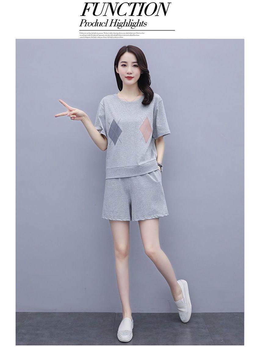 Літній трендовий спортивний костюм-двійка вільного крою: Топ з короткими рукавами та шорти M
Літній трендовий спортивний костюм-двійка вільного крою: Топ з короткими рукавами та шорти M