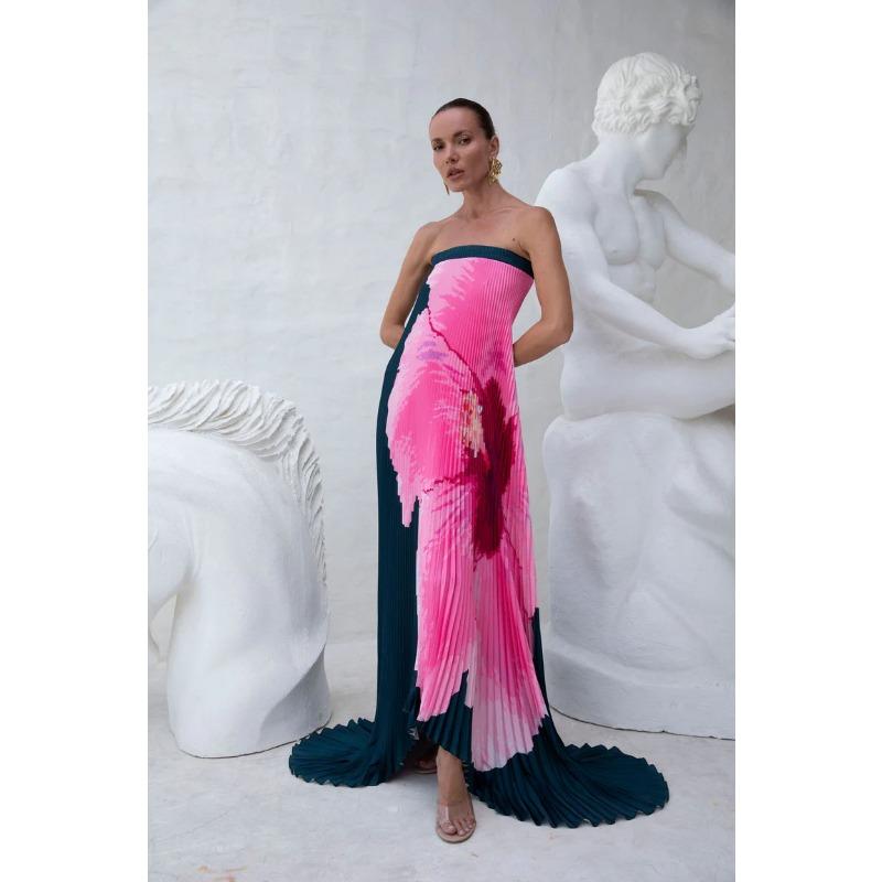 Летнее женское платье с плиссированным позиционным принтом и большим подолом без бретелей XL чёрный
Летнее женское платье с плиссированным позиционным принтом и большим подолом без бретелей XL чёрный