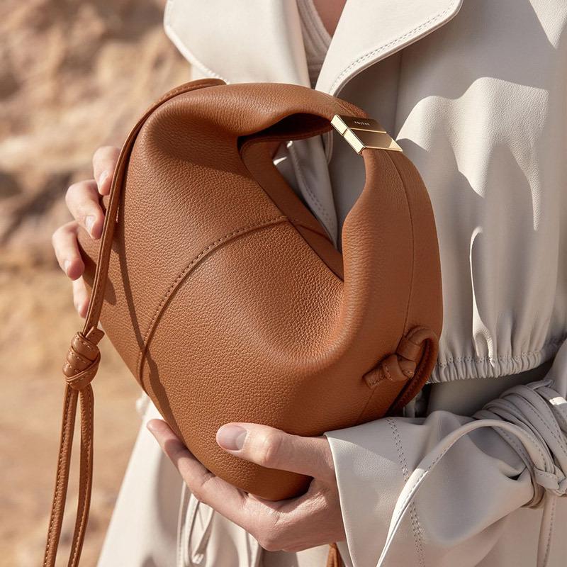 Французский нишевый бренд POEIVE Женская роскошная сумка-ланчбокс из коровьей кожи на плечо и через плечо с цепочкой
Французский нишевый бренд POEIVE Женская роскошная сумка-ланчбокс из коровьей кожи на плечо и через плечо с цепочкой