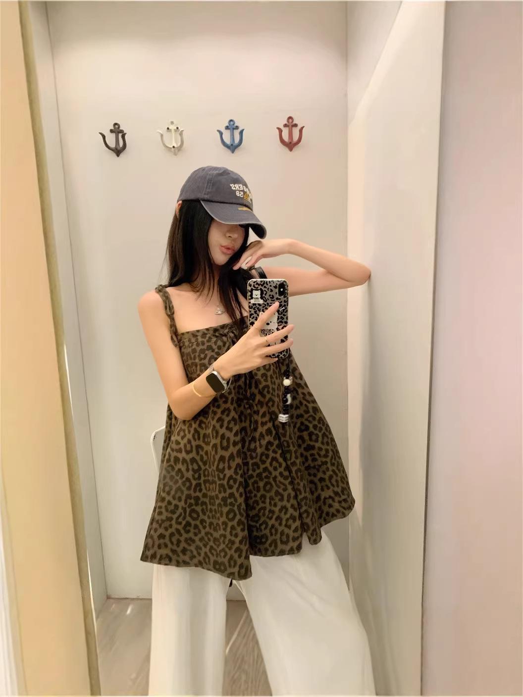 Leopard Print Retro Thin Strap Cami Top - Blogger Style One Size
Leopard Print Retro Thin Strap Cami Top - Blogger Style One Size