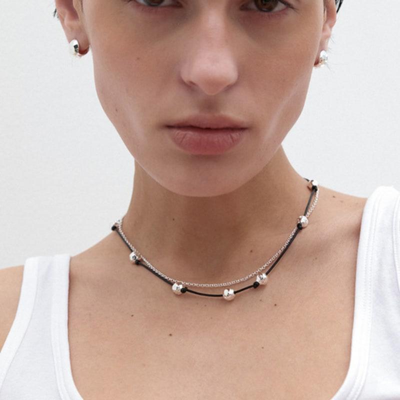 MIDNIGHT MOMENT string tie bumpy necklace silver black
MIDNIGHT MOMENT string tie bumpy necklace silver black
