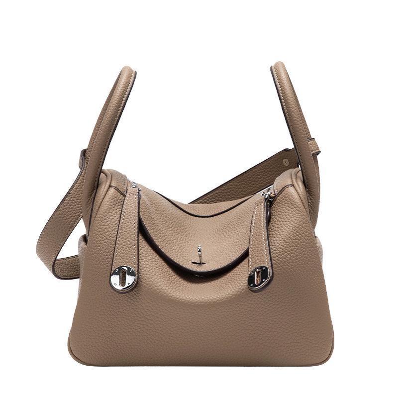 Lindy Women s Bag: 2026 Hot-Selling Classic Litchi Pattern Pillow and Medicine Box Design Mini 19cm
Lindy Women s Bag: 2026 Hot-Selling Classic Litchi Pattern Pillow and Medicine Box Design Mini 19cm