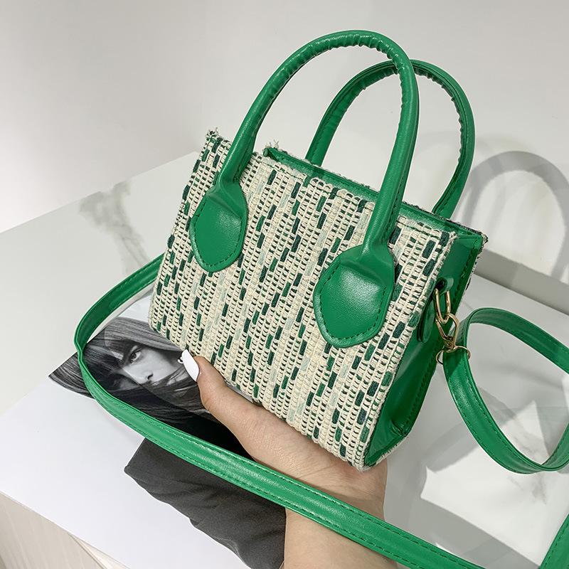 Foreign trend handbag 2024 autumn new fashion simple messenger bag casual niche small square bag shoulder bag зелений
Foreign trend handbag 2024 autumn new fashion simple messenger bag casual niche small square bag shoulder bag зелений