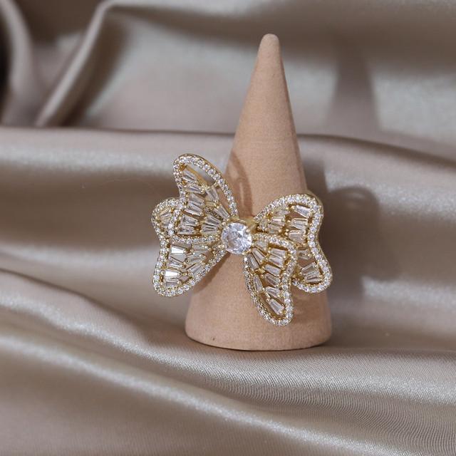 Корейские новые модные ювелирные изделия 14-каратное золотое покрытие роскошное циркониевое двухслойное кольцо-бабочка элегантные женские вечерние роскошные аксессуары Resizable белый
Корейские новые модные ювелирные изделия 14-каратное золотое покрытие роскошное циркониевое двухслойное кольцо-бабочка элегантные женские вечерние роскошные аксессуары Resizable белый