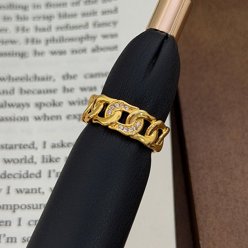 The Same Palace Style Light Luxury Retro Y2K Zircon Iris Chain Compass Pig Nose Stacked With Rings Adjustable opening
The Same Palace Style Light Luxury Retro Y2K Zircon Iris Chain Compass Pig Nose Stacked With Rings Adjustable opening