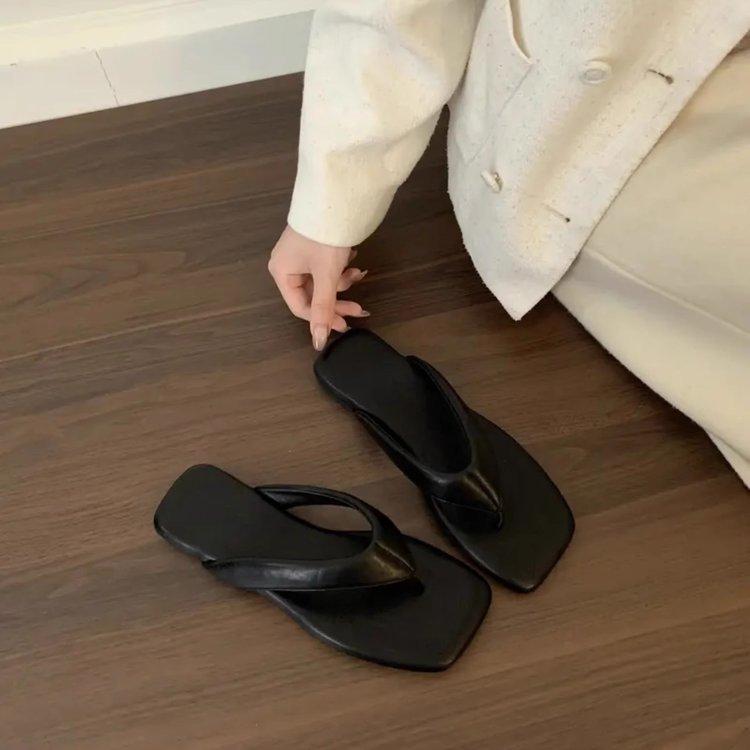 Fashion flat-bottomed flip-flops slippers women s outer wear summer seaside silver sandals beach shoes niche sandals 35
Fashion flat-bottomed flip-flops slippers women s outer wear summer seaside silver sandals beach shoes niche sandals 35