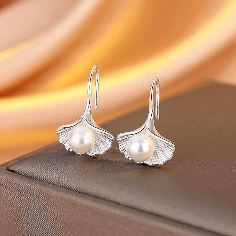 Ginkgo Leaf Ear Hook Women S Niche Design Sense Fashion Temperament Fan-Shaped Versatile Pearl Earrings New Chinese Earrings срібний
Ginkgo Leaf Ear Hook Women S Niche Design Sense Fashion Temperament Fan-Shaped Versatile Pearl Earrings New Chinese Earrings срібний