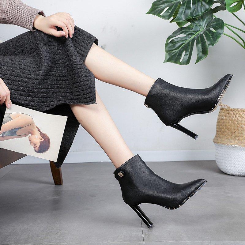 Остроконечные высокие каблуки толстый каблук короткие женские сапоги 2025 осень и зима новые заклепки британский стиль мода бархатные сапоги Martin прилив 34 чёрный
Остроконечные высокие каблуки толстый каблук короткие женские сапоги 2025 осень и зима новые заклепки британский стиль мода бархатные сапоги Martin прилив 34 чёрный