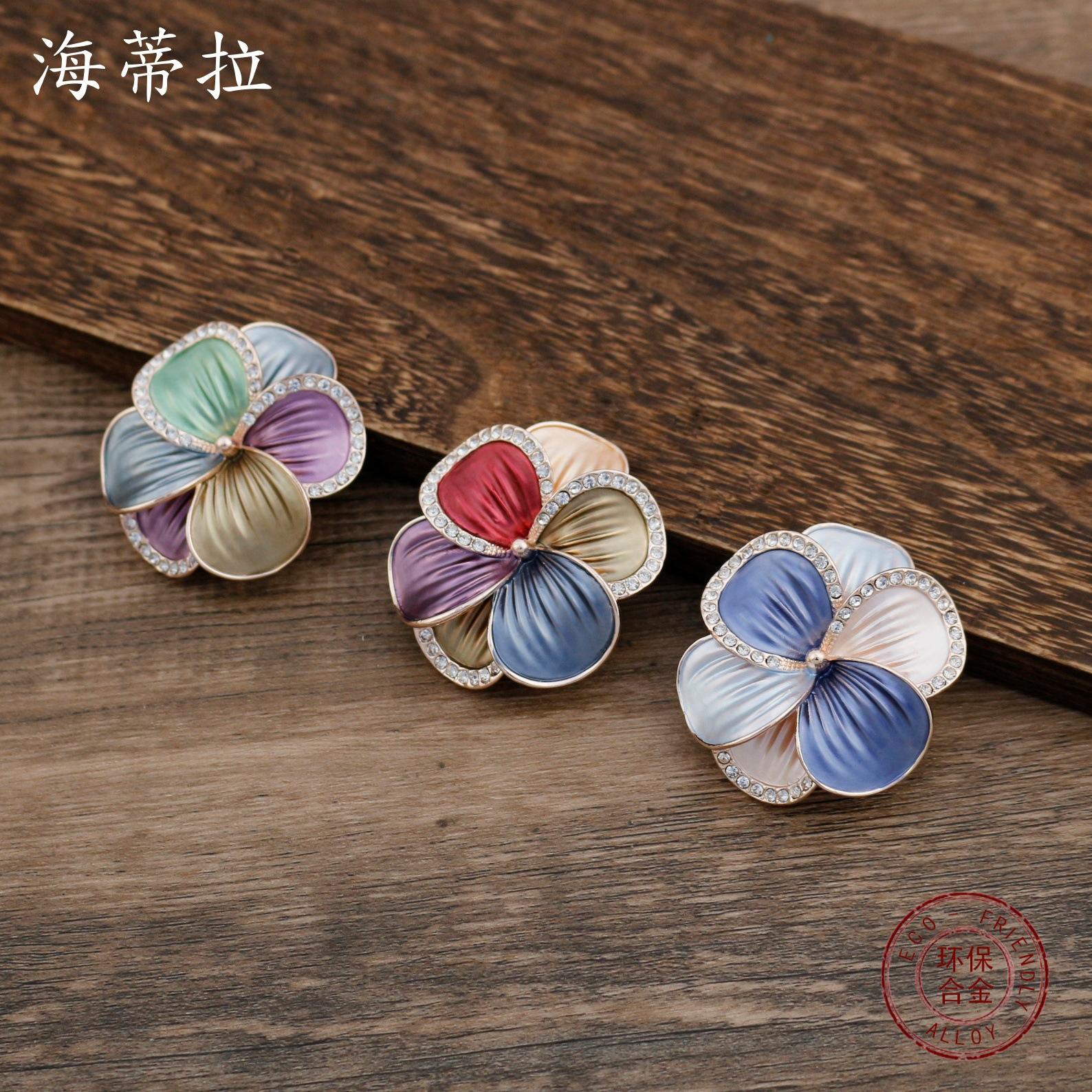 New enamel geometric flower magnetic brooch, fashionable and advanced women s versatile multi-functional brooch
New enamel geometric flower magnetic brooch, fashionable and advanced women s versatile multi-functional brooch