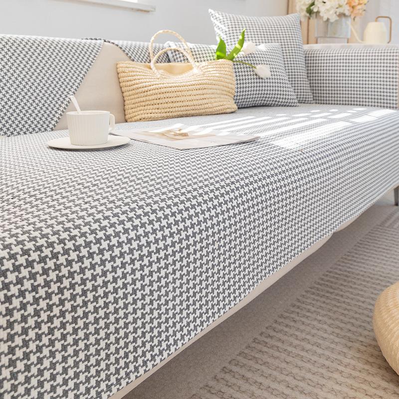 Подушка для дивана в стиле ретро из хлопка и льна на все сезоны, новый простой современный противоскользящий чехол для дивана, чехол на спинку 70*70cm
Подушка для дивана в стиле ретро из хлопка и льна на все сезоны, новый простой современный противоскользящий чехол для дивана, чехол на спинку 70*70cm