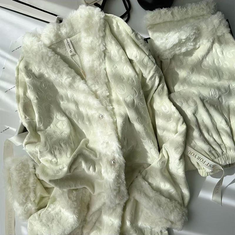 Женский пижамный комплект из бархата Sea Island - Стиль высокого класса Осень/Зима 2025, с плюшевой подкладкой, подходит для ношения в помещении и на улице Extra Large светло-зеленый
Женский пижамный комплект из бархата Sea Island - Стиль высокого класса Осень/Зима 2025, с плюшевой подкладкой, подходит для ношения в помещении и на улице Extra Large светло-зеленый