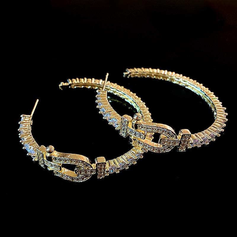 Needle Letter C-shaped Horseshoe Buckle Earrings, Fashionable European and American Style Earrings, Light Luxury High-end Earrings, Women 2026
Needle Letter C-shaped Horseshoe Buckle Earrings, Fashionable European and American Style Earrings, Light Luxury High-end Earrings, Women 2026