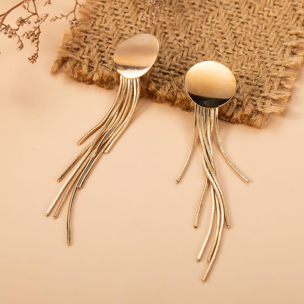 Простые серьги-гвоздики с длинными кисточками
Простые серьги-гвоздики с длинными кисточками