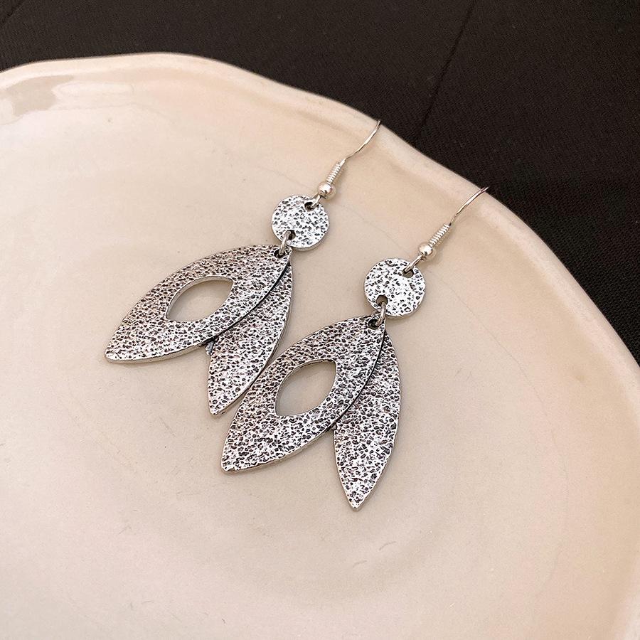 European and American leaf pendant ear hook simple fashion exquisite earrings light luxury high sense earrings design sense niche
European and American leaf pendant ear hook simple fashion exquisite earrings light luxury high sense earrings design sense niche