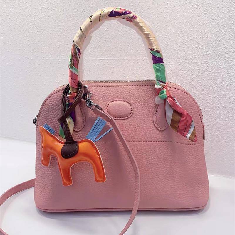 2024 Shell bag lychee pattern first layer cowhide single shoulder diagonal span portable bowling bag genuine leather women s bag crossbody light small size 22cm shell bag рожевий
2024 Shell bag lychee pattern first layer cowhide single shoulder diagonal span portable bowling bag genuine leather women s bag crossbody light small size 22cm shell bag рожевий
