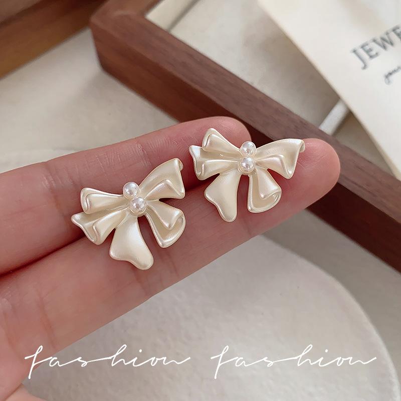 Sterling Silver Needle Bow Pearl Stud Earrings Female Mori Sweet Lady Earrings Simple Commuter Temperament Ear Jewelry
Sterling Silver Needle Bow Pearl Stud Earrings Female Mori Sweet Lady Earrings Simple Commuter Temperament Ear Jewelry
