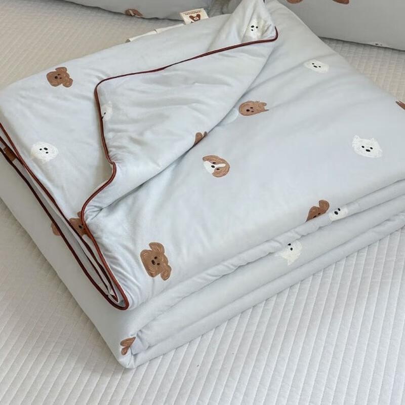 Mling Charlie Wang Summer Comforter
Mling Charlie Wang Summer Comforter