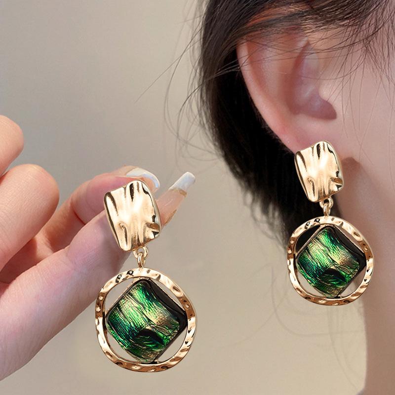Silver Needle Retro Rhombus Alloy Green Dangle Earrings - Simple, Light Luxury Fashion.
Silver Needle Retro Rhombus Alloy Green Dangle Earrings - Simple, Light Luxury Fashion.