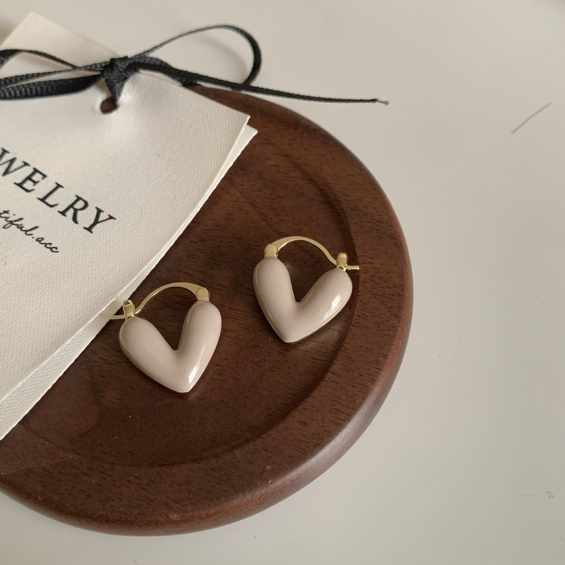 French retro love earrings women s new popular high-end earrings niche design light luxury temperament ear buckles хакі
French retro love earrings women s new popular high-end earrings niche design light luxury temperament ear buckles хакі