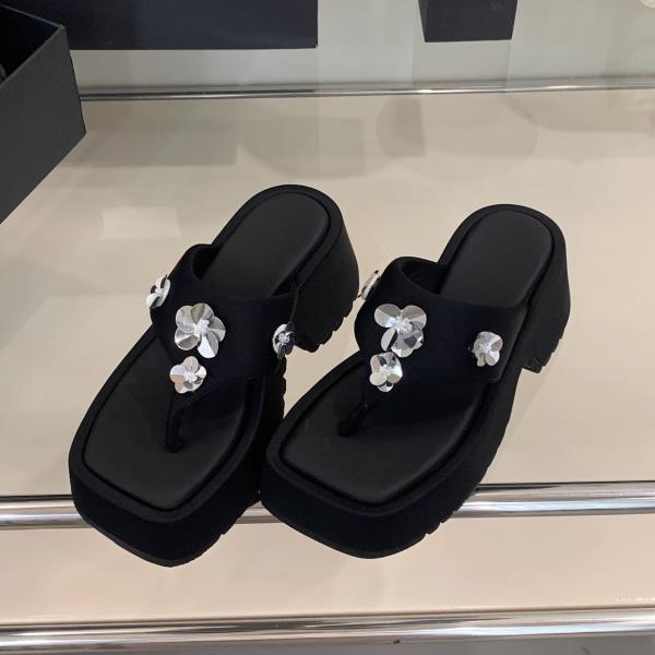 Fashion Shoes Woman 2025 House Slippers Platform On A Wedge Heeled Mules Rubber Flip Flops Glitter Slides Summer High Hawaiian Jelly Sca 35
Fashion Shoes Woman 2025 House Slippers Platform On A Wedge Heeled Mules Rubber Flip Flops Glitter Slides Summer High Hawaiian Jelly Sca 35