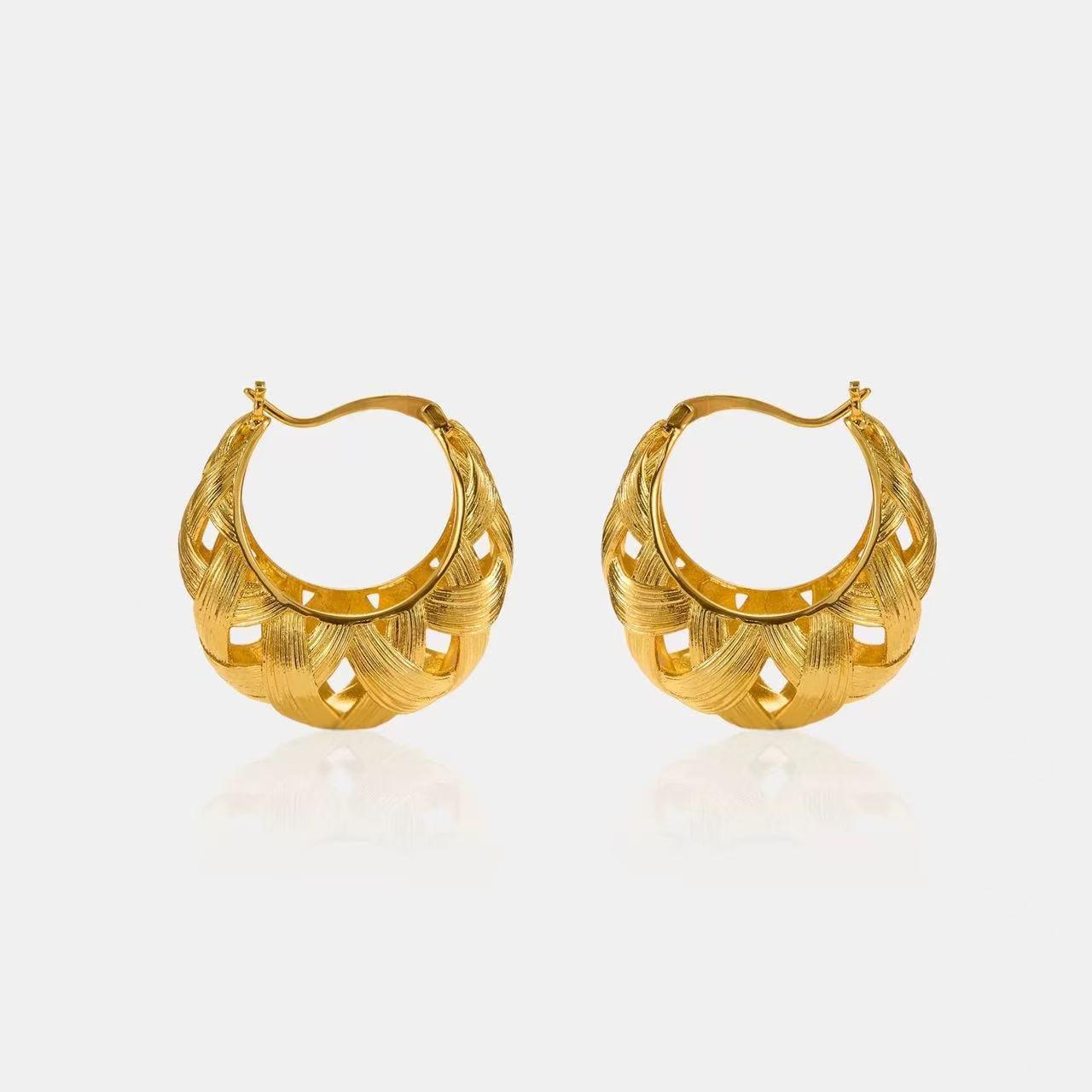 Elegant Woven Earrings: Simple, Versatile, and Stylish Drop Accessories with a Touch of Luxurious Design.
Elegant Woven Earrings: Simple, Versatile, and Stylish Drop Accessories with a Touch of Luxurious Design.