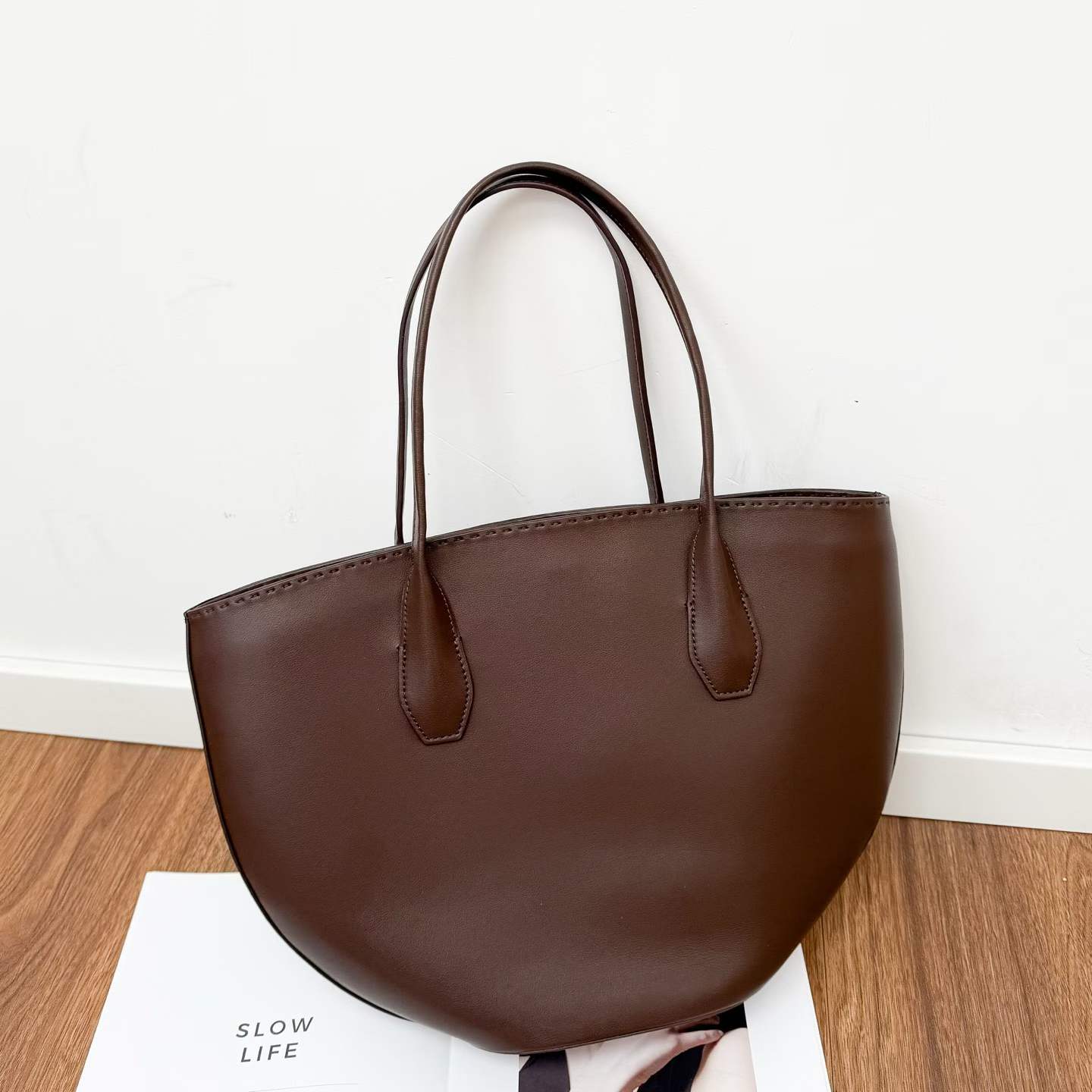 Mendy Underarm Tote Bag Women s Large Capacity Genuine Leather Bag Urban Simple Style Double Shoulder Bag Handbag Designer
Mendy Underarm Tote Bag Women s Large Capacity Genuine Leather Bag Urban Simple Style Double Shoulder Bag Handbag Designer