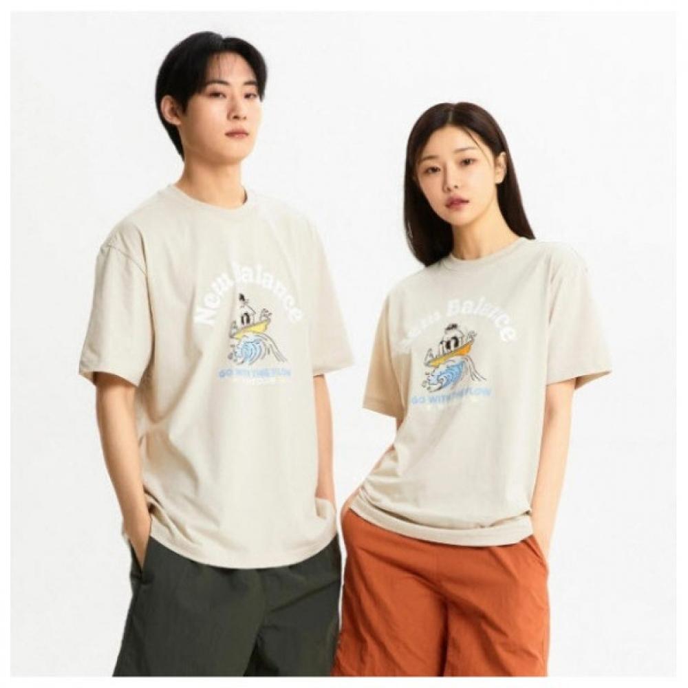 New Balance Tee Rqk Nbnee21643 36 Uni Nb Boy Surfing Short Sleeve Tee Se Beige series/100
New Balance Tee Rqk Nbnee21643 36 Uni Nb Boy Surfing Short Sleeve Tee Se Beige series/100