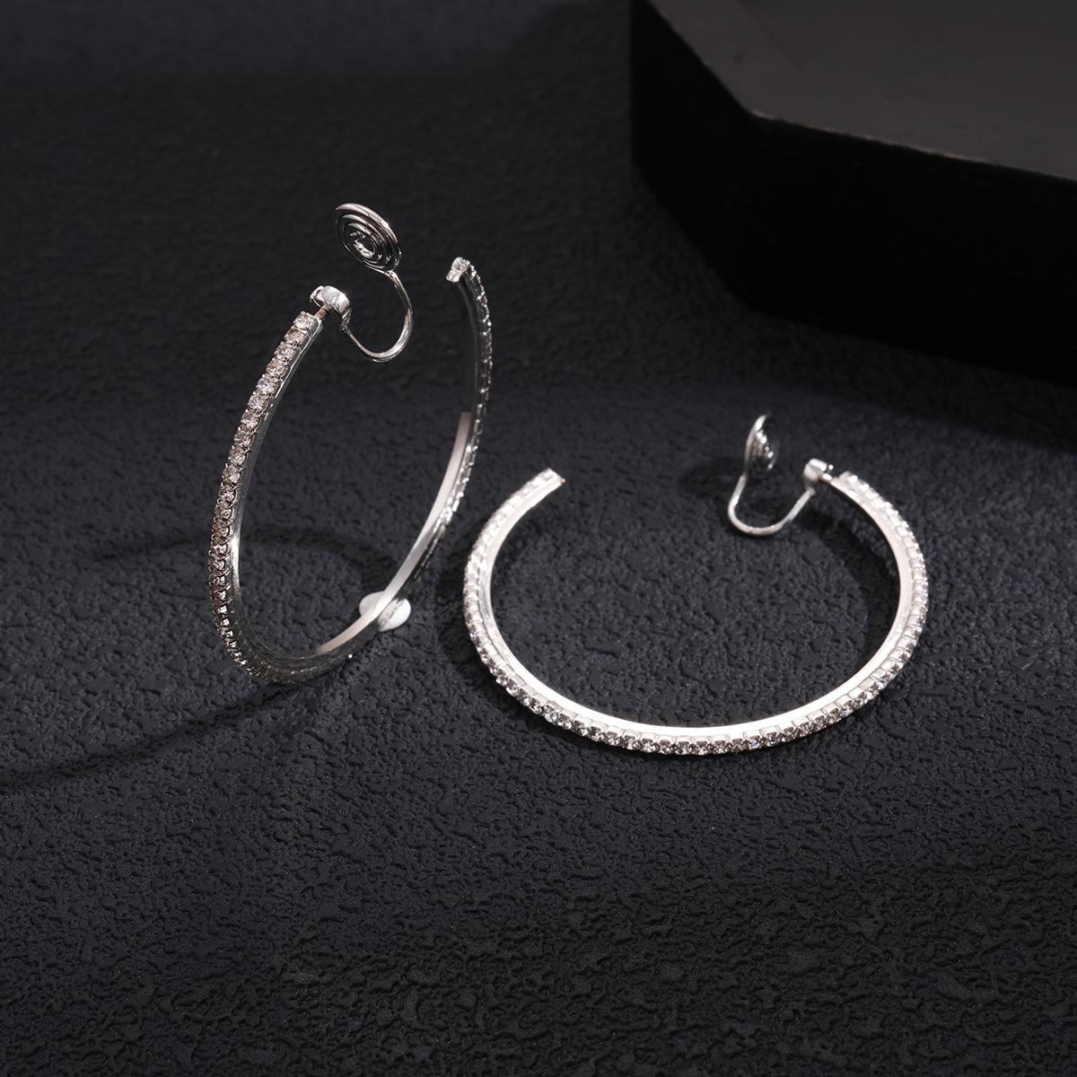 Diamond-encrusted round mosquito coil disc without ear piercings, simple earrings.
Diamond-encrusted round mosquito coil disc without ear piercings, simple earrings.