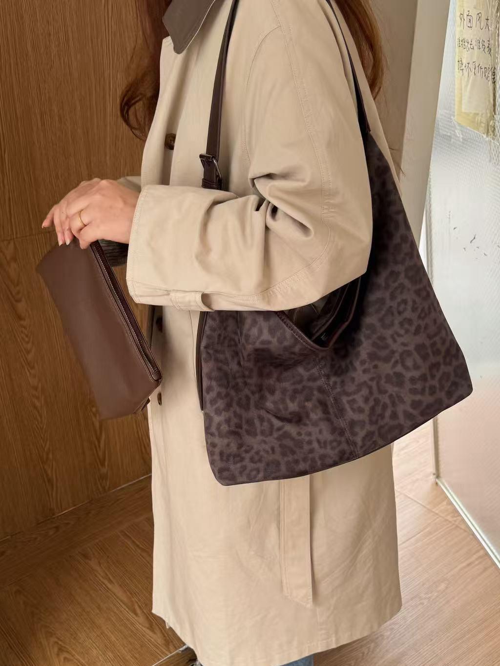 Vintage Faux Suede Women s Shoulder Bags Retro Leopard Print Ladies Underarm Bag Large Capacity Female Tote Purse Handbags
Vintage Faux Suede Women s Shoulder Bags Retro Leopard Print Ladies Underarm Bag Large Capacity Female Tote Purse Handbags