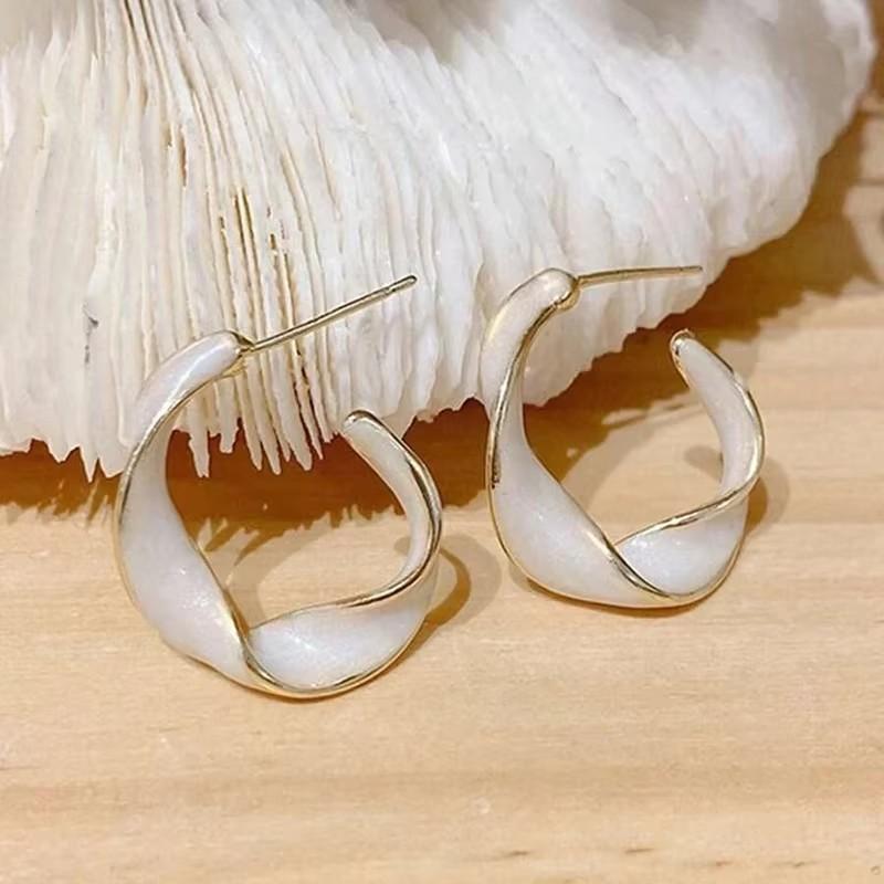 Huitan Novel Twisty Design Hoop Earrings Female Charming Modern Graceful Piercing Accessories Elegant Lady Wedding Band Zircon
Huitan Novel Twisty Design Hoop Earrings Female Charming Modern Graceful Piercing Accessories Elegant Lady Wedding Band Zircon