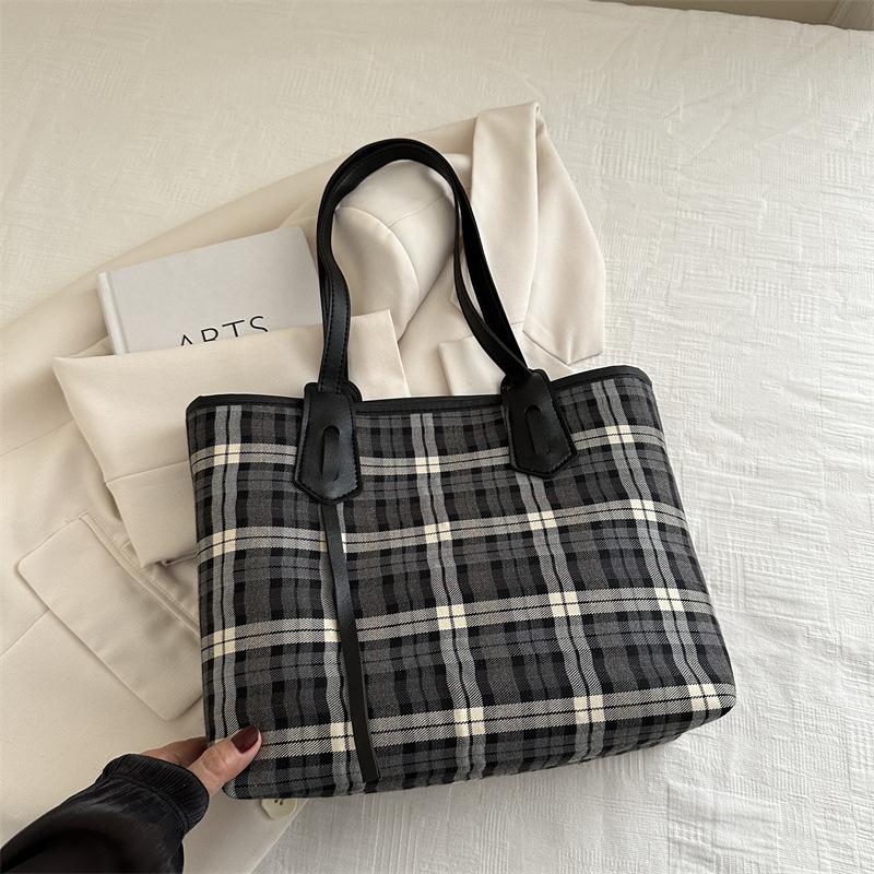 Повседневная сумка большой вместимости женская 2025 новая клетчатая сумка через плечо модная контрастная портативная сумка-тоут чёрный
Повседневная сумка большой вместимости женская 2025 новая клетчатая сумка через плечо модная контрастная портативная сумка-тоут чёрный