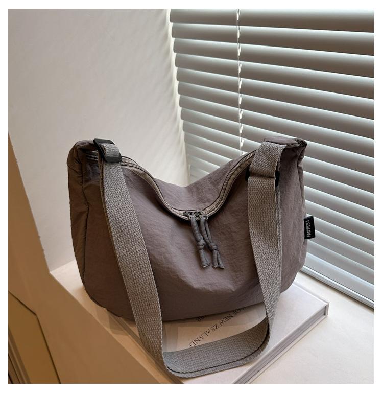 Casual Women s Nylon Shoulder Bag Commuter Large Capacity Ladies Tote Handbags Solid Color Female Portable Hobos Crossbody Bags
Casual Women s Nylon Shoulder Bag Commuter Large Capacity Ladies Tote Handbags Solid Color Female Portable Hobos Crossbody Bags