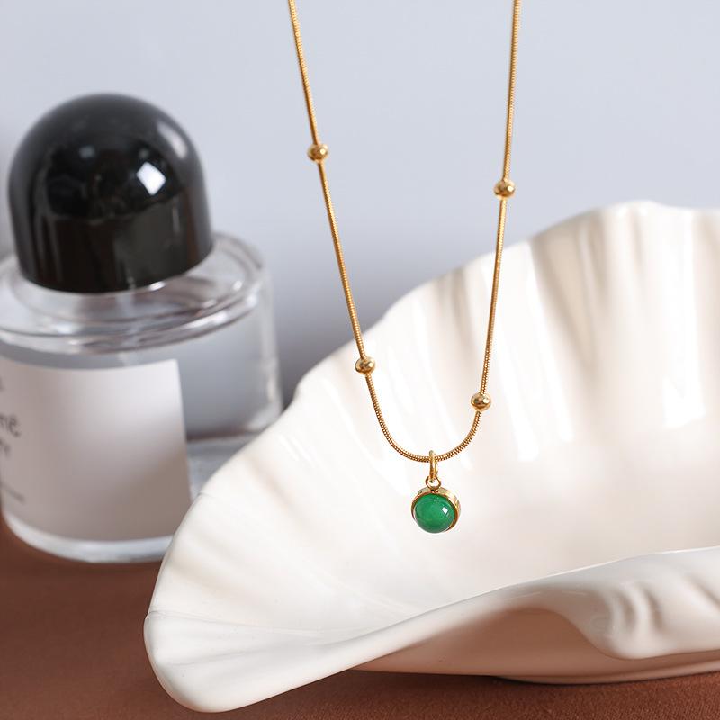 Vintage ins simple green Dongling natural stone round pendant necklace titanium steel plated 18k gold collarbone chain
Vintage ins simple green Dongling natural stone round pendant necklace titanium steel plated 18k gold collarbone chain