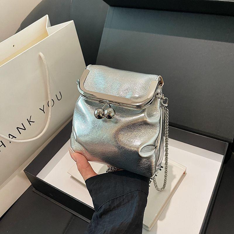 Весенне-летняя суперпопулярная серебристая маленькая сумка женская 2025 Новое поступление Модная универсальная сумка-мессенджер на цепочке Изысканная мини-сумка-ведро Silver